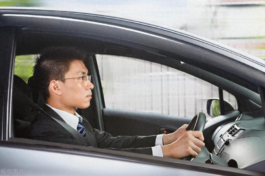 新車被女同事借走一天！歸還時我發現「車沒洗油未加」氣炸肺　幾分鐘後「收到一則簡訊」傻眼了