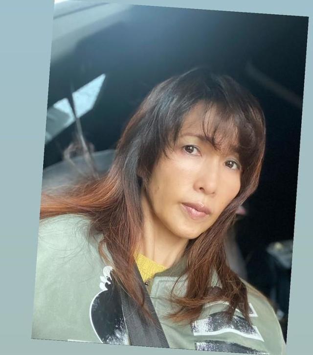 堅持不靠醫美！50歲工藤靜香被酸「在老公旁糙老」　勇敢曬「皺紋蠟黃近照」卻被讚翻：完美示範優雅老去