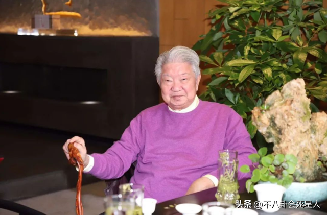 82歲港星無兒無女不後悔，看他的養老生活，才知道明星為何丁克