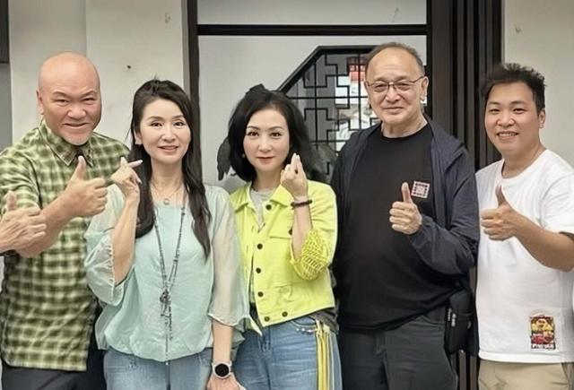 香港知名演員滿頭白髮身材消瘦，正式宣布退休，右邊身體麻木險死