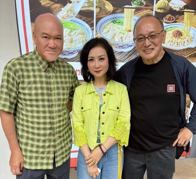 香港知名演員滿頭白髮身材消瘦，正式宣布退休，右邊身體麻木險死