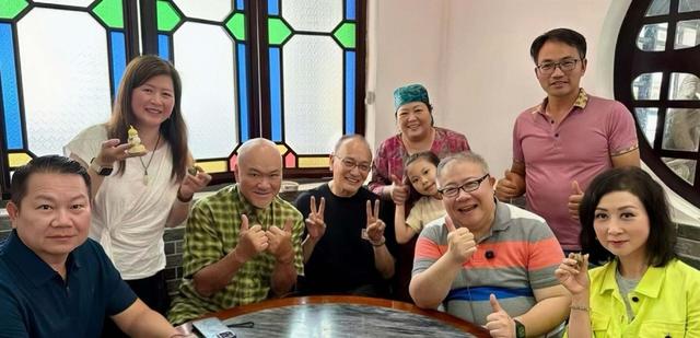 香港知名演員滿頭白髮身材消瘦，正式宣布退休，右邊身體麻木險死