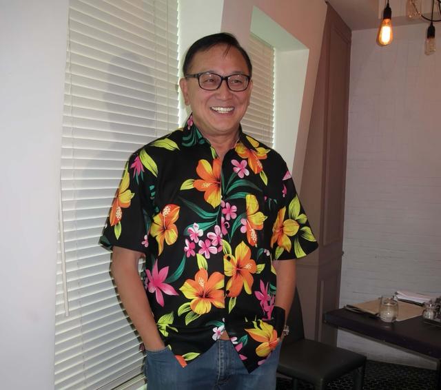 香港知名演員滿頭白髮身材消瘦，正式宣布退休，右邊身體麻木險死