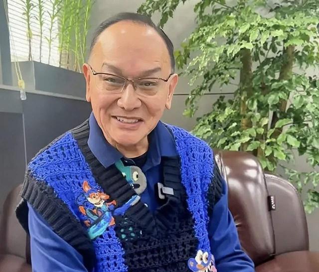 香港知名演員滿頭白髮身材消瘦，正式宣布退休，右邊身體麻木險死