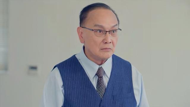 香港知名演員滿頭白髮身材消瘦，正式宣布退休，右邊身體麻木險死