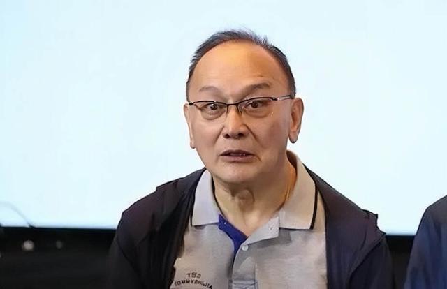 香港知名演員滿頭白髮身材消瘦，正式宣布退休，右邊身體麻木險死