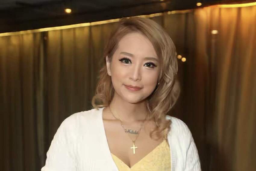 香港過氣艷星突然曬床照，收大量騷擾簡訊，找不到工作經濟困難