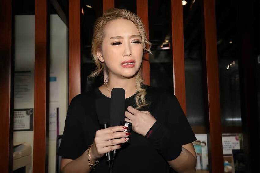 香港過氣艷星突然曬床照，收大量騷擾簡訊，找不到工作經濟困難