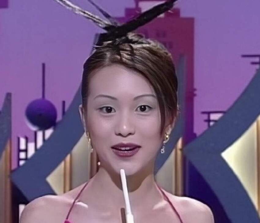 香港過氣艷星突然曬床照，收大量騷擾簡訊，找不到工作經濟困難