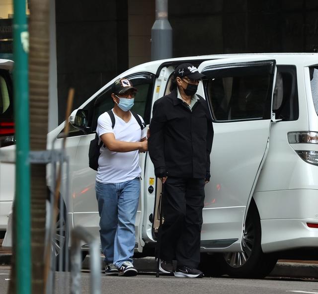 55歲王菲牽手謝霆鋒回家甜似初戀，近期曾去香港探望謝賢相處融洽