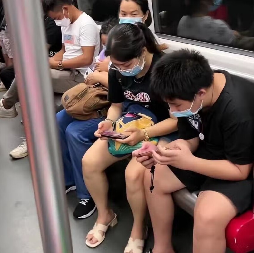 小夫妻抱熟睡女兒乘車，全程「無人讓座」寶寶這一舉動讓人心疼