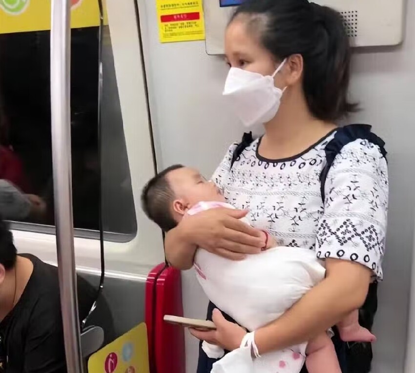小夫妻抱熟睡女兒乘車，全程「無人讓座」寶寶這一舉動讓人心疼