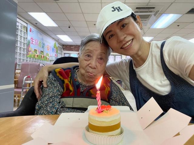 宣萱為101歲保姆慶生！情同母女赴養老院探望：沒她就沒今天的我