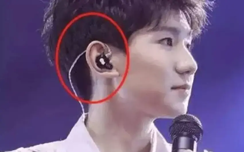 演唱會上，原來歌手耳朵里戴的不是耳機，看完漲知識了‼️
