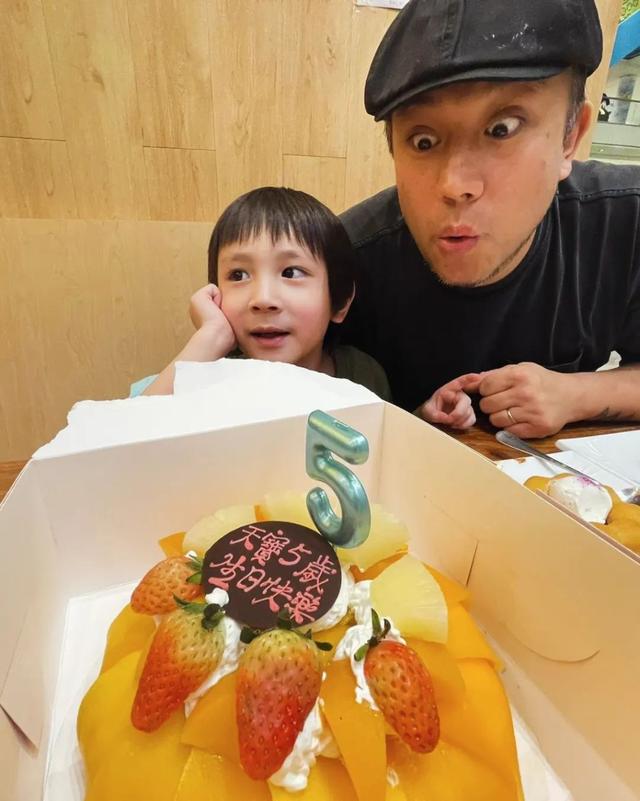 張致恆大兒子5歲生日全家簡單慶祝，寄語：不要像爸爸這麼失敗