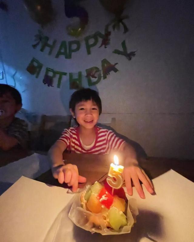 張致恆大兒子5歲生日全家簡單慶祝，寄語：不要像爸爸這麼失敗