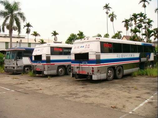 消失了整整25年的「國光號客運」，突然沖出舊隧道，撬開車門後，全場瞬間頭皮發麻！