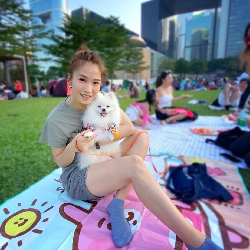 袁彩雲女兒小學畢業，全家到校觀禮丈夫罕露臉，13歲女兒像母親
