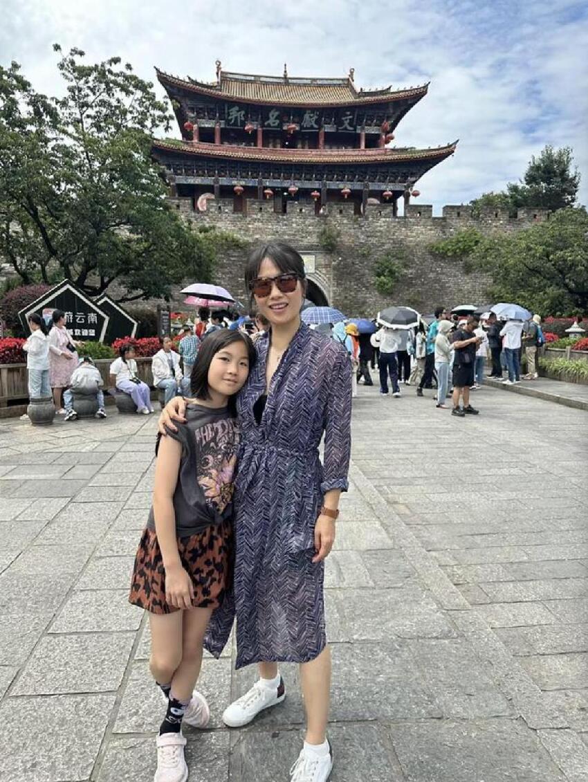 袁彩雲女兒小學畢業，全家到校觀禮丈夫罕露臉，13歲女兒像母親