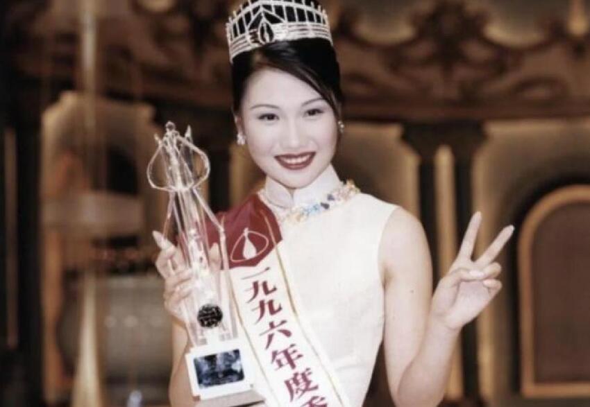 袁彩雲女兒小學畢業，全家到校觀禮丈夫罕露臉，13歲女兒像母親