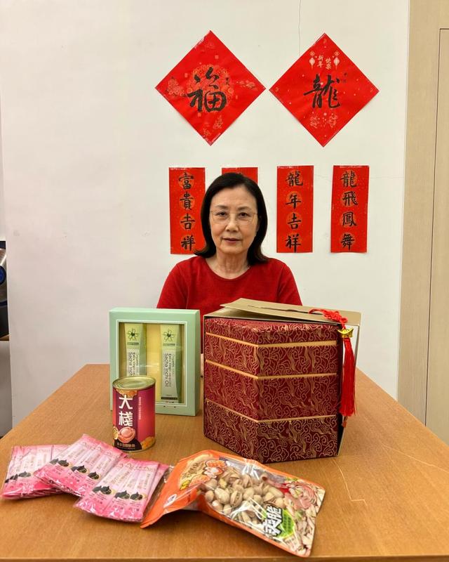 76歲汪明荃過年氣氛拉滿！風風火火置辦年貨，親自踩凳貼春聯