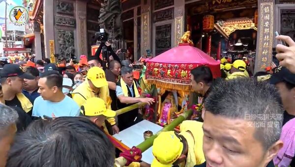 快訊／四媽相會！白沙屯粉紅超跑「衝進鎮瀾宮」　信徒曝：「媽祖有話想說」