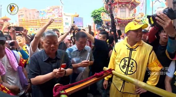 快訊／四媽相會！白沙屯粉紅超跑「衝進鎮瀾宮」　信徒曝：「媽祖有話想說」