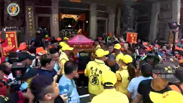 快訊／四媽相會！白沙屯粉紅超跑「衝進鎮瀾宮」　信徒曝：「媽祖有話想說」