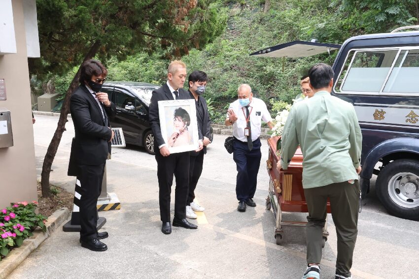 施明離世胞妹未現身葬禮，丈夫鄧梓峰低調送別，稱看新聞才知死訊