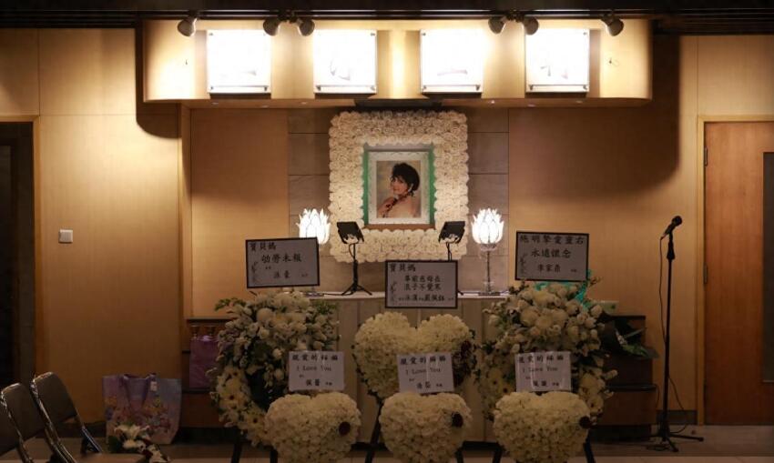 施明離世胞妹未現身葬禮，丈夫鄧梓峰低調送別，稱看新聞才知死訊