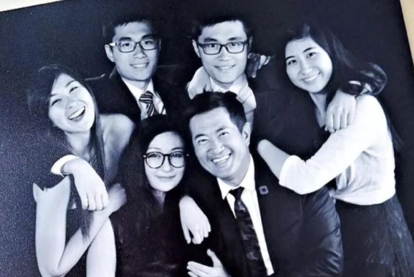 施明離世胞妹未現身葬禮，丈夫鄧梓峰低調送別，稱看新聞才知死訊