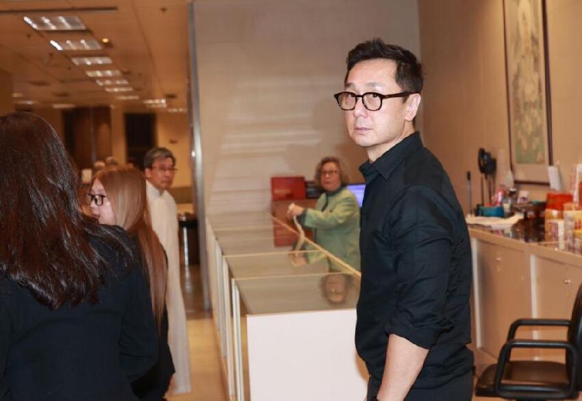 施明離世胞妹未現身葬禮，丈夫鄧梓峰低調送別，稱看新聞才知死訊