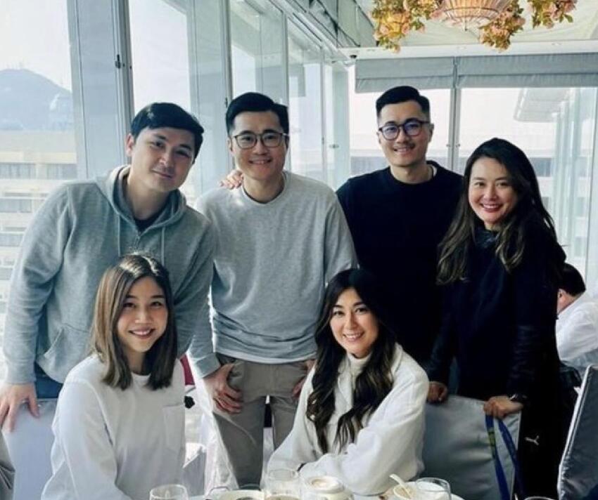 施明離世胞妹未現身葬禮，丈夫鄧梓峰低調送別，稱看新聞才知死訊