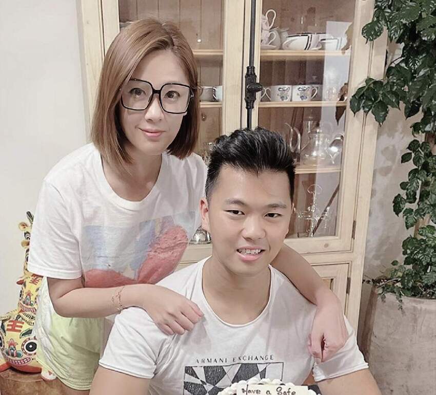 香港知名富商回應三角戀，否認妻子橫刀奪愛，老來得子婚姻幸福