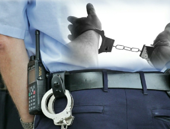 小甜甜凌晨「遭到逮捕」！警察上手銬「原因曝光」