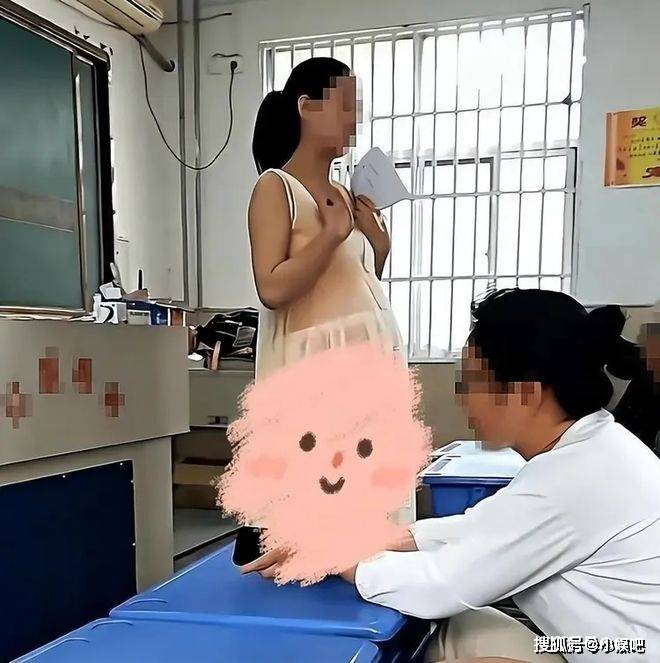 女老師穿「孕婦裝」上課被舉報！家長怒斥「1理由」：害孩子們分心