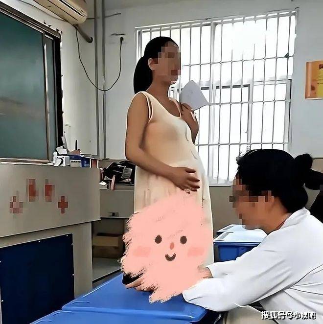 女老師穿「孕婦裝」上課被舉報！家長怒斥「1理由」：害孩子們分心