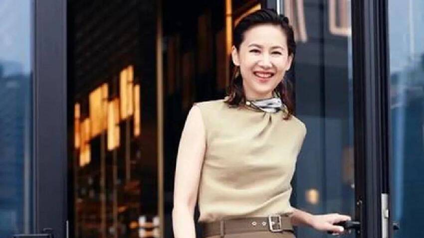 她被稱為最優雅主持人，嫁給上海首富生3個孩子，如今52歲人生贏家