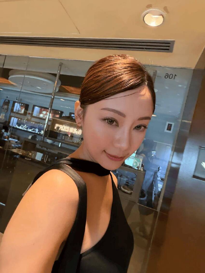 TVB戀綜女星穿性感黑裙大露白長腿!網民呼籲與男友快結婚生小孩!