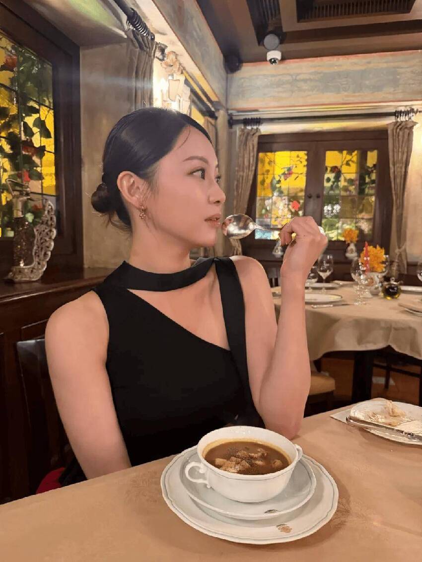 TVB戀綜女星穿性感黑裙大露白長腿!網民呼籲與男友快結婚生小孩!