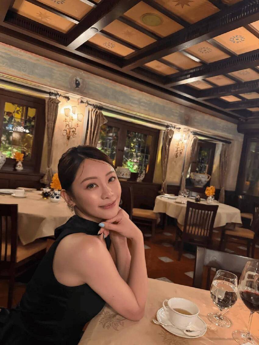 TVB戀綜女星穿性感黑裙大露白長腿!網民呼籲與男友快結婚生小孩!