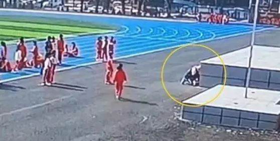 才到校上課就斷氣！小二女童慘死「父一看監視器」當場崩潰