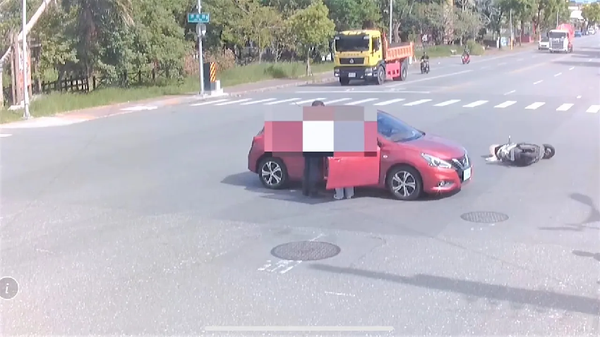 看車禍現場分心 騎士撞沙石車慘死