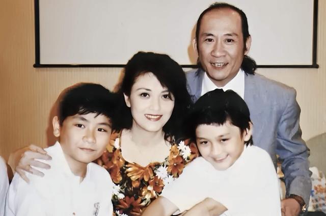突發！香港知名老戲骨宣布和大兒子斷絕父子關係，情緒失控落淚
