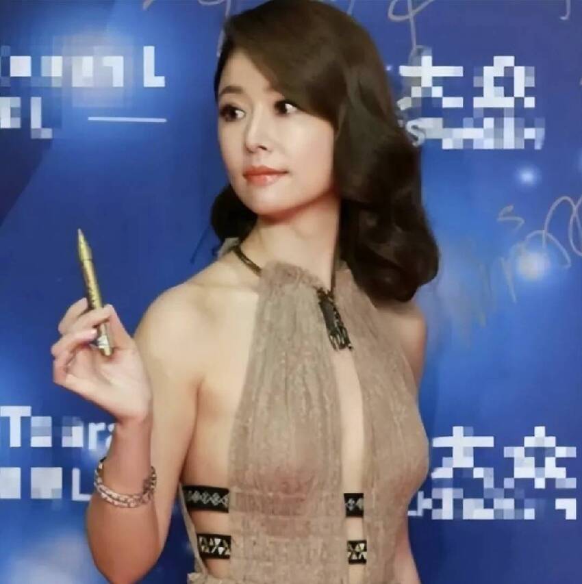 林心如尺度也這麼大了,她穿挖空裙+齊肩捲髮變水蜜桃,太讓人心動