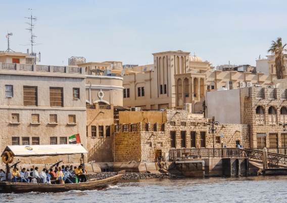 花蓮25歲女博士嫁給55歲阿聯酋富豪，新婚當晚 脫下衣服後，她驚呆了...