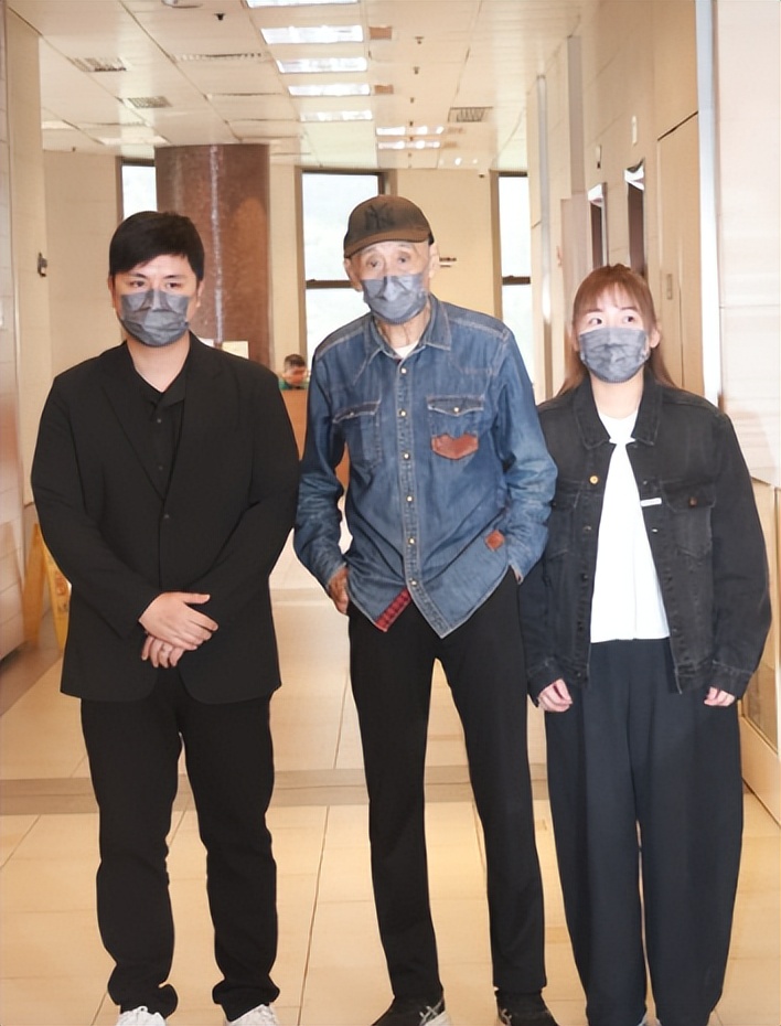 施明靈堂鬧劇！李泳漢得意微笑完勝離場 ，81 歲鼎爺心力交瘁瘦脫相