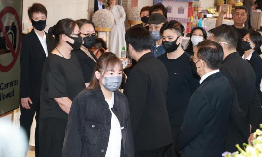 施明靈堂鬧劇！李泳漢得意微笑完勝離場 ，81 歲鼎爺心力交瘁瘦脫相