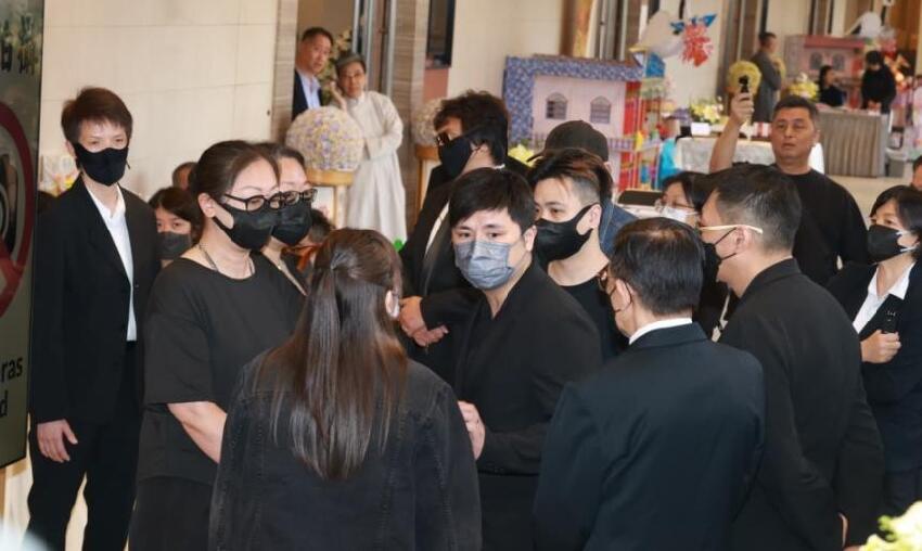 施明靈堂鬧劇！李泳漢得意微笑完勝離場 ，81 歲鼎爺心力交瘁瘦脫相