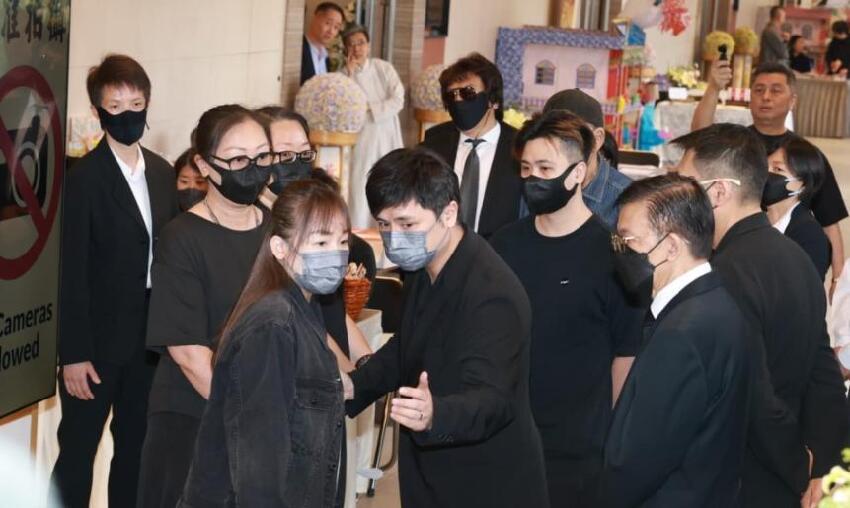 施明靈堂鬧劇！李泳漢得意微笑完勝離場 ，81 歲鼎爺心力交瘁瘦脫相